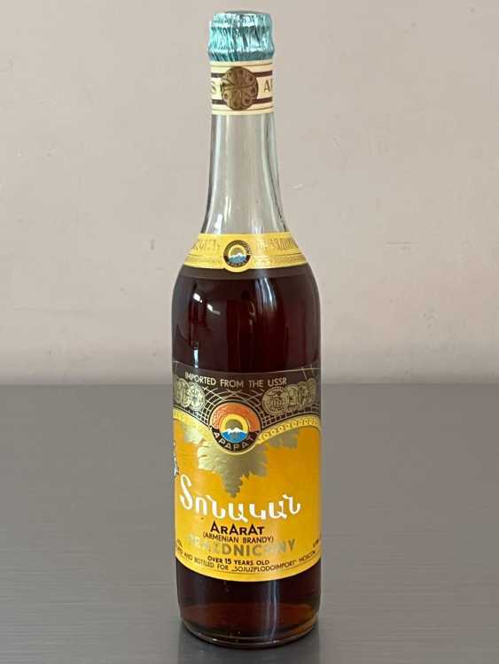 Армянский "Праздничный 15 лет" 1986 года. 0,5 л. СССР. Экспортный.