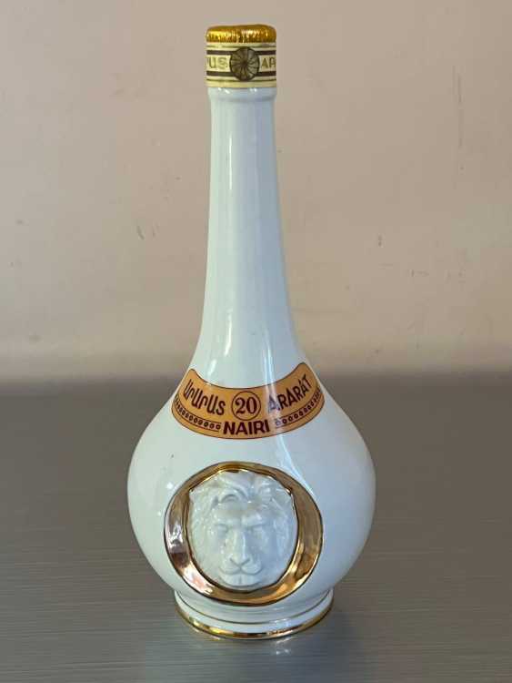 Армянский "Наири 20 лет" 80-е. года. 0,75 л. Фарфор. СССР. 