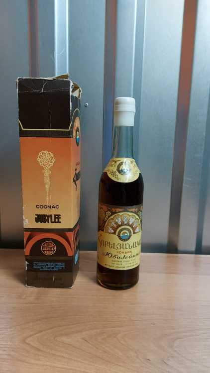 Армянский коньяк "Юбилейный 10 лет" 1980 года розлива. 0,5 литра 