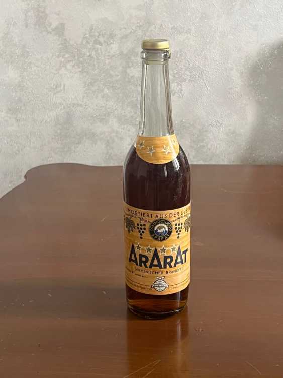 Армянский "Арарат 4 звезды" 1982 года.0,5 л. СССР. Экспортный.