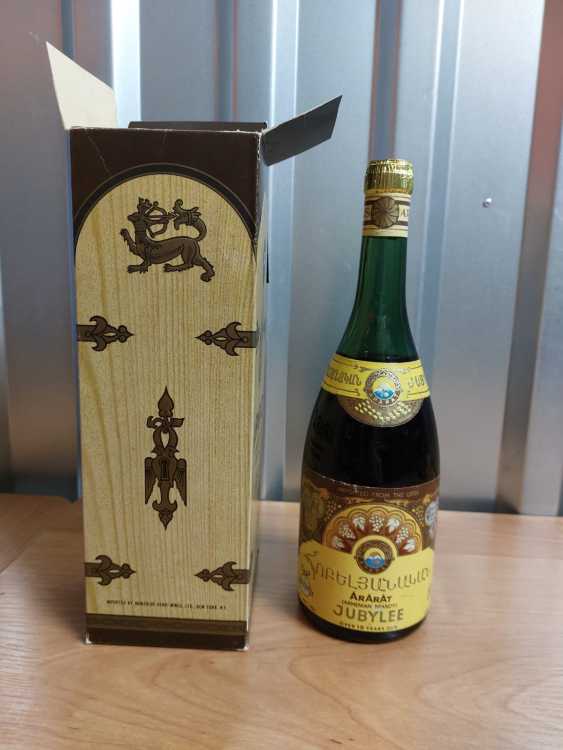 Армянский коньяк "Юбилейный 10 лет" 1974 года розлива. 0,75 литра.